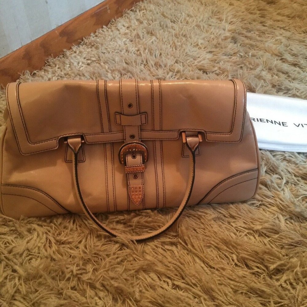 Euc Adrienne Vittadini Beige Leather Buckle Purse